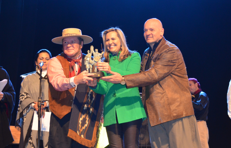Jorge Freitas é agraciado com o Troféu Origens